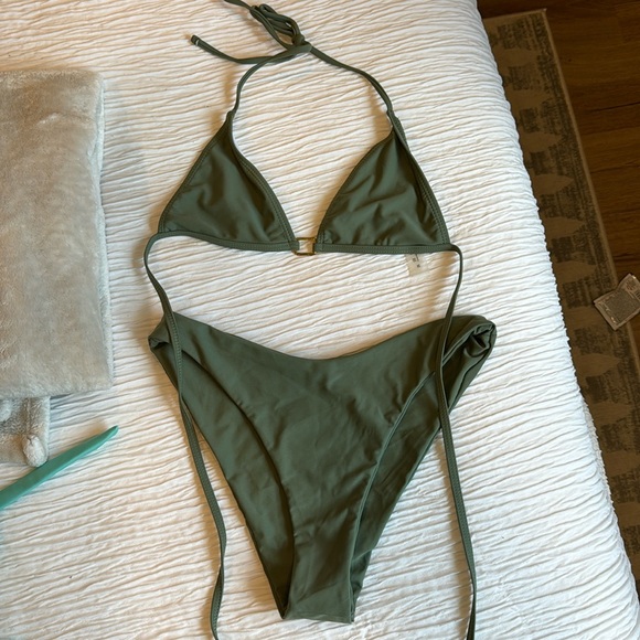 Bikini - Picture 1 of 3